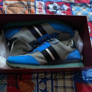 Barley worn in really good condition no tears and no marks